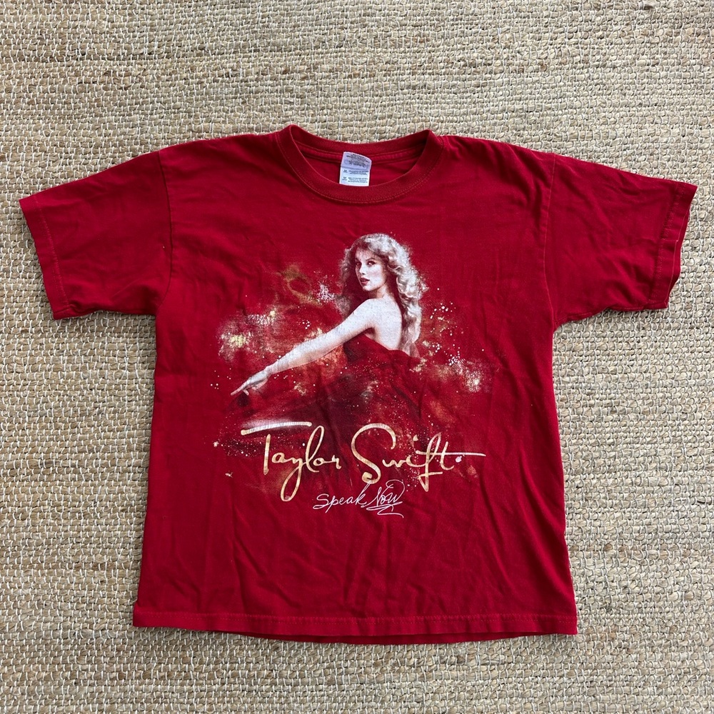 Taylor Swift Soeak Now tour shirt size youth medium. Red with tour dates